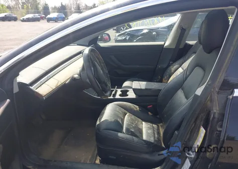 2019 Tesla Model 3 z USA, uszkodzony, nr VIN 5YJ3E1EA0KF394514